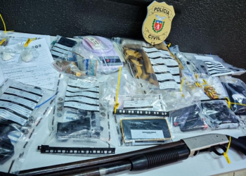 No decorrer das diligências, foram apreendidas quatro armas de fogo, sendo dois revólveres calibre 38, uma pistola calibre .9mm e uma espingarda calibre 12, além de entorpecentes (cocaína, maconha e haxixe), 76 munições de diversos calibres, utensílios utilizados pelos criminosos para a prática de tráfico e roubos, objetos produtos de roubo, um veículo Hyundai/I30, utilizado nas práticas delitivas, e uma motocicleta Honda/CG.. Foto: divulgação