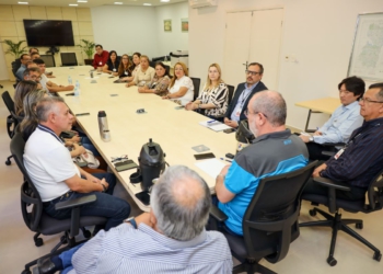 Reunião realizada na margem paraguaia da usina. Foto: divulgação