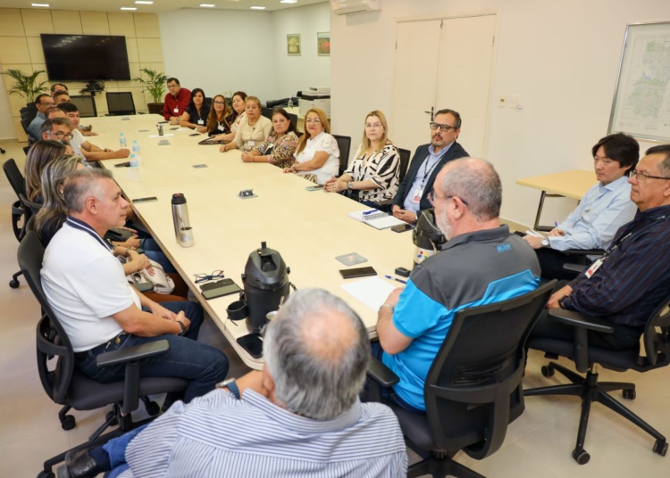 Reunião realizada na margem paraguaia da usina. Foto: divulgação