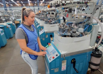 O Serviço Nacional de Promoção Profissional (SNPP), em colaboração com a Leporis SA (filial da brasileira Lupo), está capacitando as primeiras 40 pessoas que trabalharão na fábrica têxtil em Ciudad del Este. Foto: Agência IP
