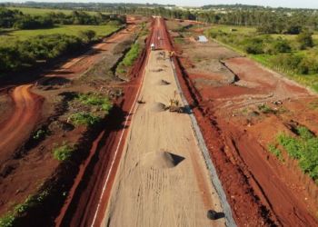 Na pavimentação mais dois quilômetros de pista receberam camadas de brita graduada simples e macadame seco, faltando somente o revestimento asfáltico. Fotos: DER