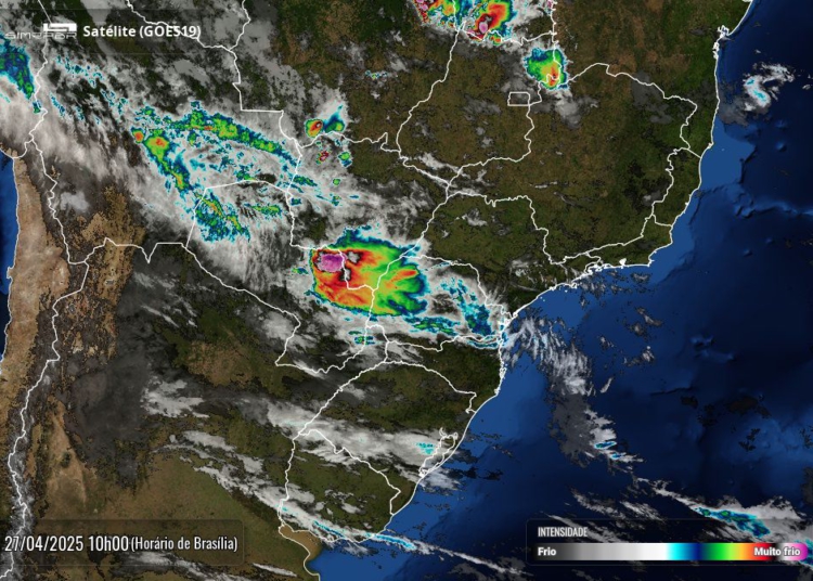 Foto de satélite, divulgada pelo Simepar, mostra muitas nuvens sobre o Paraná na manhã deste domingo