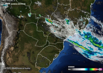 Foto de satélite divulgada na manhã desta sexta-feira mostra nuvens sobre a região Norte do Paraná.