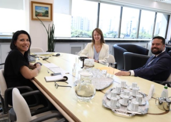 A juíza federal Luciana da Veiga Oliveira, a vice-presidente Graciela Marins e o coordenador da Comissão de Inteligência e Combate ao Golpe do Falso, advogado, Leandro Pereira. Foto: divulgação