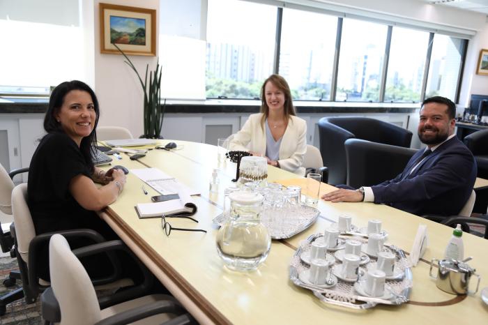 A juíza federal Luciana da Veiga Oliveira, a vice-presidente Graciela Marins e o coordenador da Comissão de Inteligência e Combate ao Golpe do Falso, advogado, Leandro Pereira. Foto: divulgação