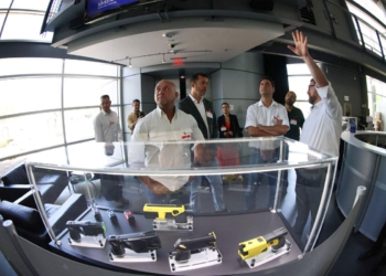 Governador anuncia compra de 2 mil armas não letais de gigante global que fornece para o FBI
Foto: Jonathan Campos/AEN