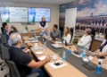 O grupo foi recebido pela assistente do diretor-geral brasileiro da Itaipu, Gisele Ricobom, que falou sobre a dimensão estratégica da Binacional para a economia brasileira. Foto: William Brisida/Itaipu Binacional