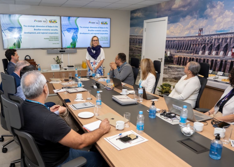O grupo foi recebido pela assistente do diretor-geral brasileiro da Itaipu, Gisele Ricobom, que falou sobre a dimensão estratégica da Binacional para a economia brasileira. Foto: William Brisida/Itaipu Binacional