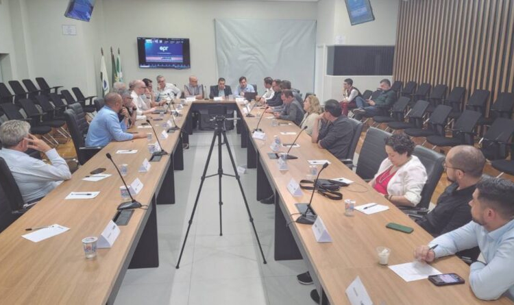 REunião na ACIFI. Foto: divulgação