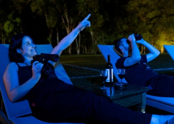 Tomando um vinho vendo as estrelas para relaxar. Fotos: Cosmos Iguassu