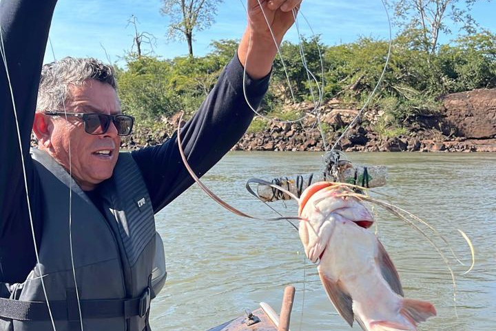 Operação de fiscalização contra a pesca predatória no Oeste e Noroeste do Paraná terminou com a aplicação de R$ 4 mil em multas e o recolhimento de materiais proibidos
Foto: IAT Umuarama