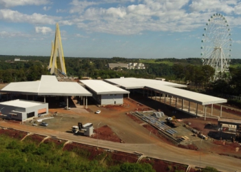 Os edifícios da nova Aduana Brasil–Paraguai, na cabeceira da Ponte da Integração. estão recebendo acabamentos internos e revestimentos metálicos nas fachadas, e no pátio estão sendo implantados meios-fios e calçadas, além de nova pavimentação. Fotos: DER/divulgação