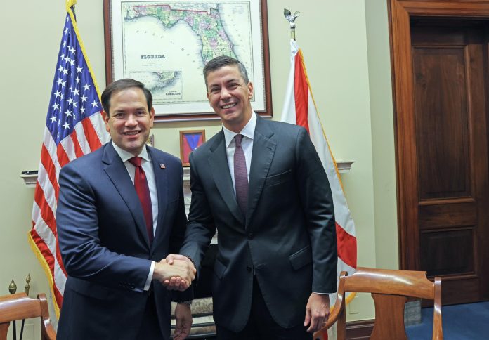 Encontro entre o senador Marcos Rubio e o presidente Santiago Peña no gabinete do congressista no Capitólio. Foto: Presidência do Paraguai