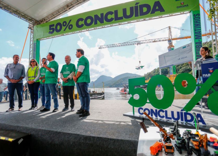 Em ritmo acelerado, a construção da Ponte de Guaratuba chegou à metade da execução. O governador Carlos Massa Ratinho Junior esteve no canteiro de obras, nesta quinta-feira (1), para acompanhar a evolução da obra.
Foto: Jonathan Campos/AEN