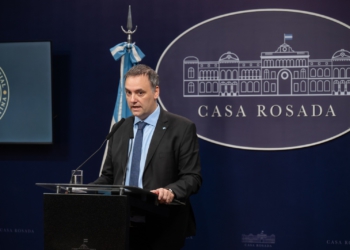 O porta-voz da Presidência da Argentina, Manuel Adorni, anunciando a nova medida hoje. Foto: divulgação