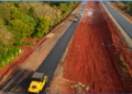 Na pavimentação, os
esforços concentraram-
-se na execução das
camadas de sub-base
e base, fundamentais
para a durabilidade
e qualidade do pavimento. Fotos: DER-PR