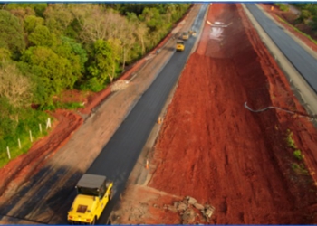 Na pavimentação, os
esforços concentraram-
-se na execução das
camadas de sub-base
e base, fundamentais
para a durabilidade
e qualidade do pavimento. Fotos: DER-PR