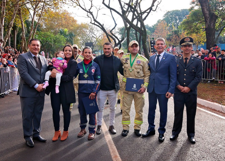 No desfile, a médica Samela Oliveira e o cabo Jairo André da Silva, do 9º Grupamento do Corpo de Bombeiros,   receberam a Medalha Cataratas e uma Menção Honrosa. Foto: PMFI