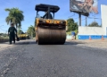Aplicação de asfalto quente na Avenida das Cataratas. Foto: PMFI