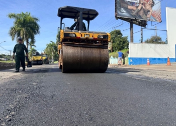 Aplicação de asfalto quente na Avenida das Cataratas. Foto: PMFI