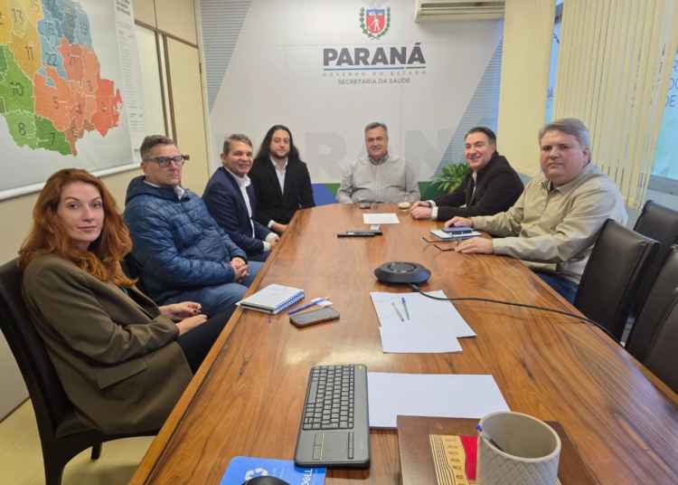 Estiveram presentes o secretário estadual Beto Preto, o deputado federal Fernando Giacobo, o prefeito de Foz, general Silva e Luna, o chefe de gabinete da SESA, Ian Sonda, a assessora especial Priscila Burtet, o assessor da prefeitura Charles Drumond e o secretário municipal de Comunicação, João Zisman. Foto: divulgação