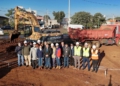 Representantes da ITAIPU, do Ministério de Obras Públicas e Comunicações (MOPC) e do Consórcio Acaray-Tocsa, que será responsável pela execução do projeto, acompanharam o início das obras. Foto: divulgação