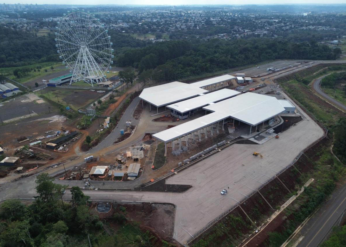 Aduana Brasil–Paraguai, em construção na Ponte da Integração. Fotos: SEIL-PR