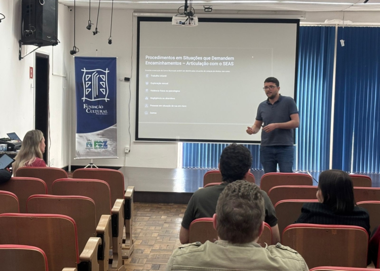 Nos dias 12 e 13 de agosto, 48 servidores e voluntários participaram de treinamento no auditório da Fundação Cultural para aprender técnicas de abordagem e o uso do aplicativo. Foto: divulgação