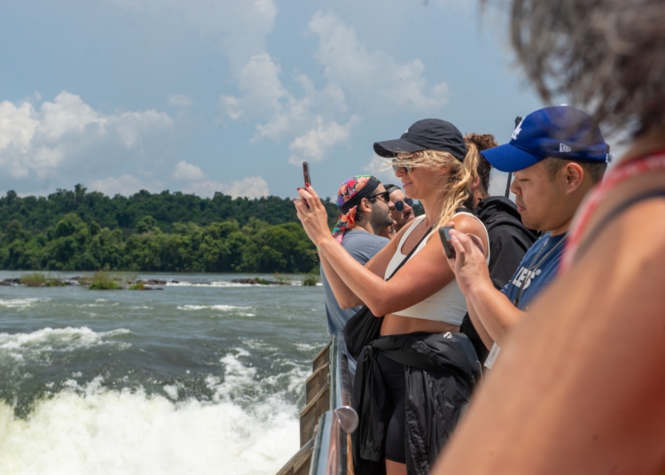 Visitantes nas Cataratas do Iguaçu do lado argentino. Foto: divulgação