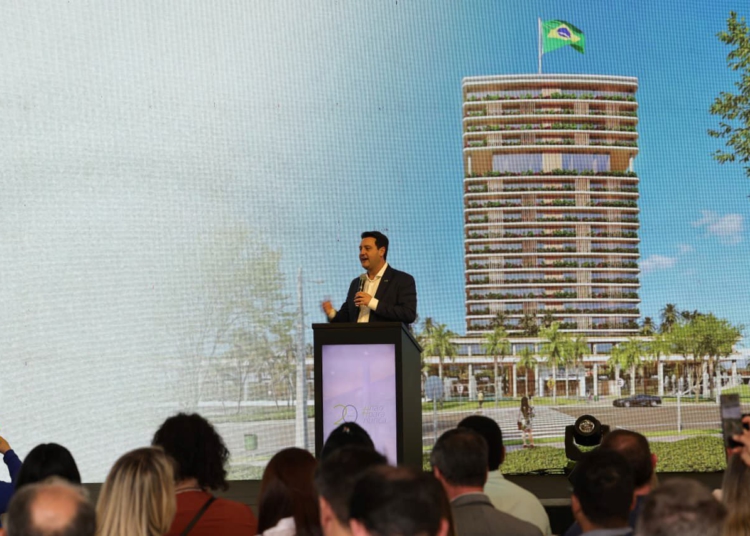 O governador Carlos Massa Ratinho Junior conheceu nesta quinta-feira (21) o projeto arquitetônico da estrutura, cuja construção contará com recursos pagos pelo Governo do Estado. Foto: Jonathan Campos/AEN