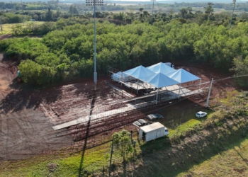 Pavilhão temporário que está sendo montado no terreno onde será construído o museu Centre Pompidou em Foz do Iguaçu. Foto: Geraldo Bubniak/AEN