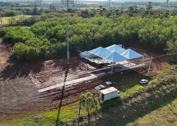 Pavilhão temporário que está sendo montado no terreno onde será construído o museu Centre Pompidou em Foz do Iguaçu. Foto: Geraldo Bubniak/AEN