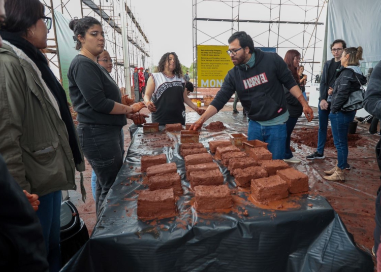 Oficina de confecção de tijolos no terreno onde será construído o Centre Pompidou Paraná. Foto: Geraldo Bubniak/AEN