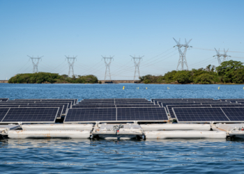 Primeiro conjunto de painéis fotovoltaicos foi colocado na água nesta semana. Fotos: William Brisida/Itaipu Binacional