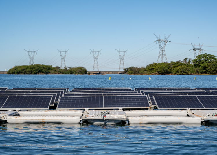 Primeiro conjunto de painéis fotovoltaicos foi colocado na água nesta semana. Fotos: William Brisida/Itaipu Binacional