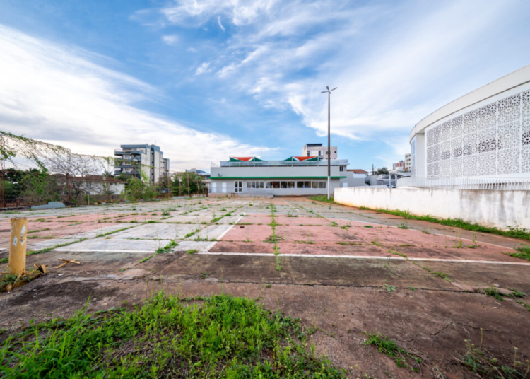 Quadra que será reformada pela Itaipu. Foto: Sara Cheida/IB