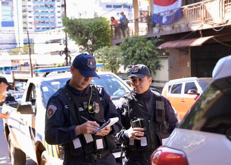 Polícia de Trânsito multa motoristas que estacionaram em lugar não permitido. Foto: divulgação