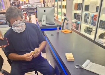 Turistas recebendo o dinheiro de volta. Foto: divulgação