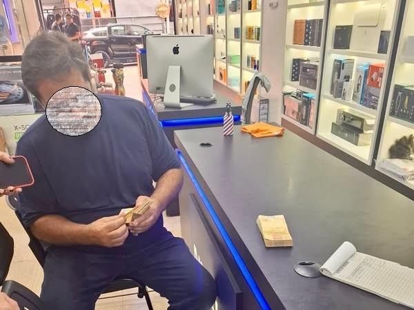 Turistas recebendo o dinheiro de volta. Foto: divulgação