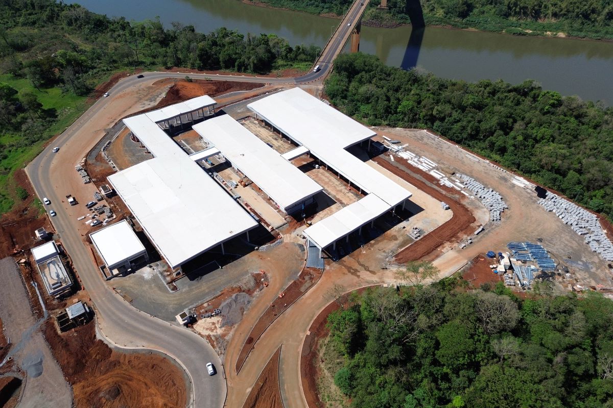 Na aduana Brasil – Argentina, cujas obras começaram depois, estão sendo finalizados os edifícios e foram iniciados os acabamentos internos. Nos pátios da aduana são executados os serviços de pavimentação, implantação de meios-fios e instalação de postes de iluminação.