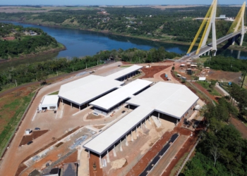 Na aduana Brasil – Paraguai os edifícios estão quase concluídos, com serviços concentrados nos acabamentos internos e externos, e nos pátios avançando na pavimentação com blocos de concreto para o tráfego de veículos pesados. Fotos: DER-PR