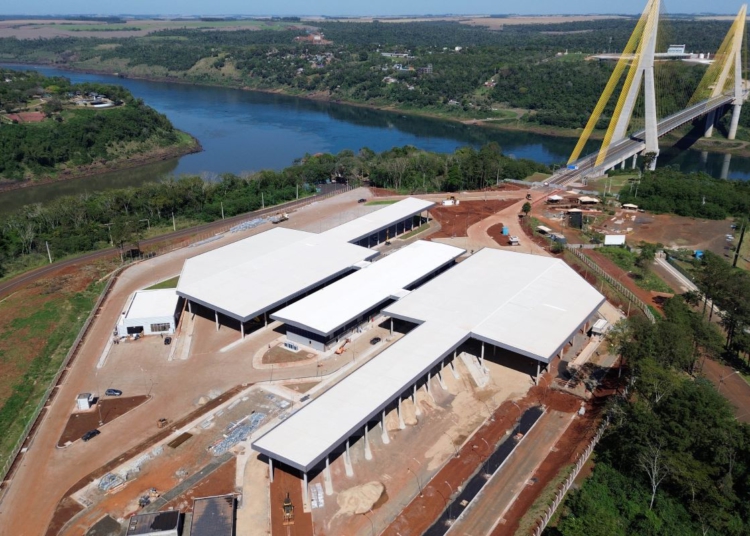 Na aduana Brasil – Paraguai os edifícios estão quase concluídos, com serviços concentrados nos acabamentos internos e externos, e nos pátios avançando na pavimentação com blocos de concreto para o tráfego de veículos pesados. Fotos: DER-PR