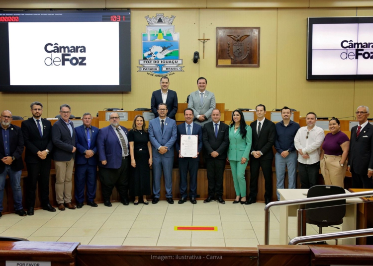 Solenidade de entrega do Título de Cidadão Honorário de Foz do Iguaçu ao homenageado. Foto: Christian Rizzi/divulgação