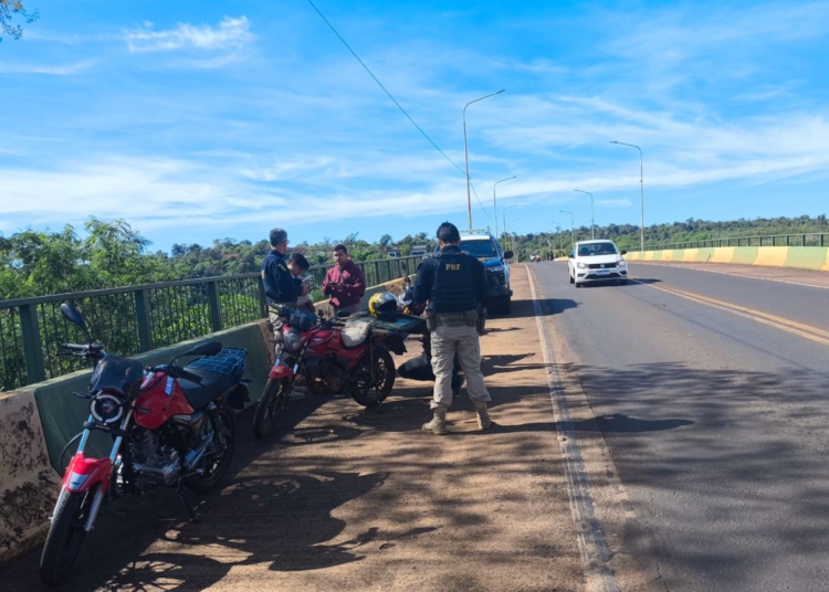 Operação da PRF na ponte com a Argentina. Foto: PRF/divulgação