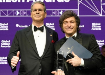 O presidente Javier Milei recebeu o Prêmio Cidadão Global 2025 do Atlantic Council das mãos do secretário do Tesouro dos EUA, Scott Bessent. Foto: governo da Argentina