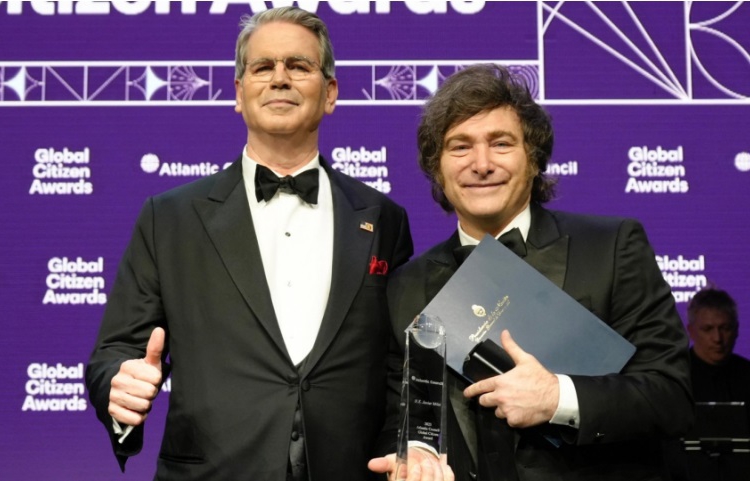 O presidente Javier Milei recebeu o Prêmio Cidadão Global 2025 do Atlantic Council das mãos do secretário do Tesouro dos EUA, Scott Bessent. Foto: governo da Argentina