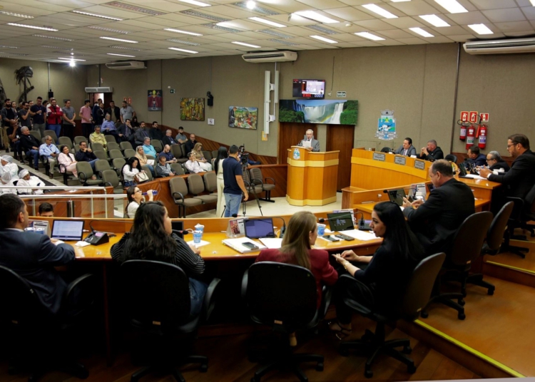 Ranieri se defende das acusações no plenário da Câmara de Vereadores de Foz. Foto: Christian Rizzi/divulgação