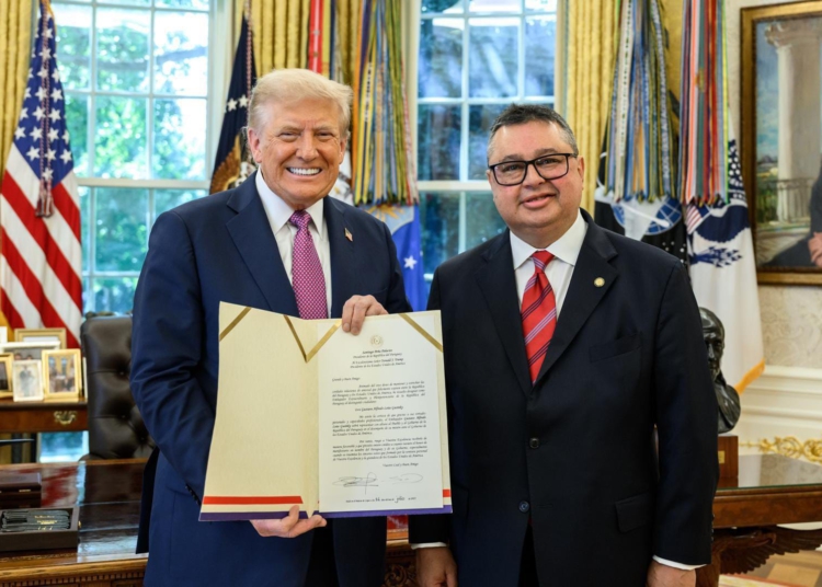 Presidente Trump e o novo embaixador paraguaio nos EUA. Foto: divulgação