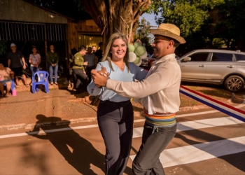 Prefeita comemora novo asfalto dançando com morador. Foto: divulgação