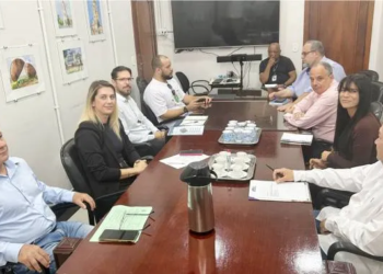 Representantes da AMVA durante reunião com secretários municipais sobre demandas da Vila A, em Foz do Iguaçu. Foto: GDia